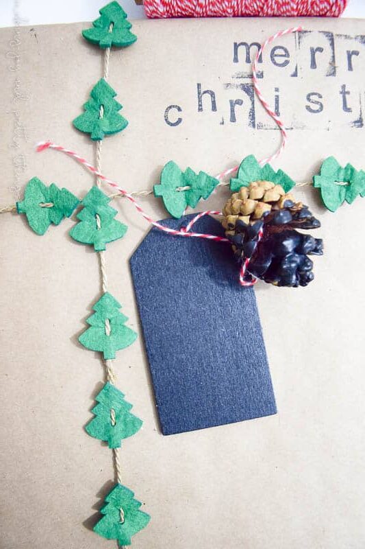 Rustic gift wrapping ideas using pinecones. DIY Gift Wrap. Gift Wrapping Ideas.